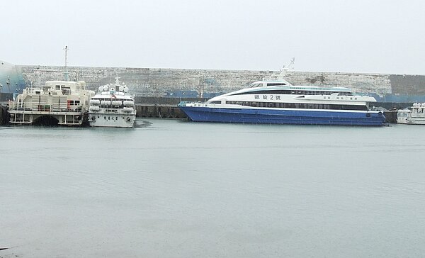 受熱帶低壓影響,東部外海海象惡劣蘭嶼及綠島往返台東客輪交通停擺,所有客輪均停靠台東市富岡漁港內。記者羅紹平/攝影