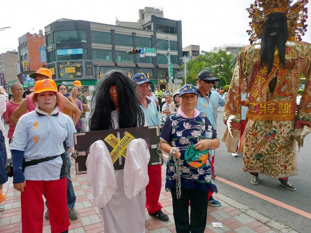 40多歲有視力障礙的帥姓女子，從台北來嘉義參加，從100多名「女鬼候選人」中擲筊勝出，她說，爭取當女鬼動機是希望城隍爺能多保佑弱勢者，讓弱勢者不孤單。記者王慧瑛／攝影