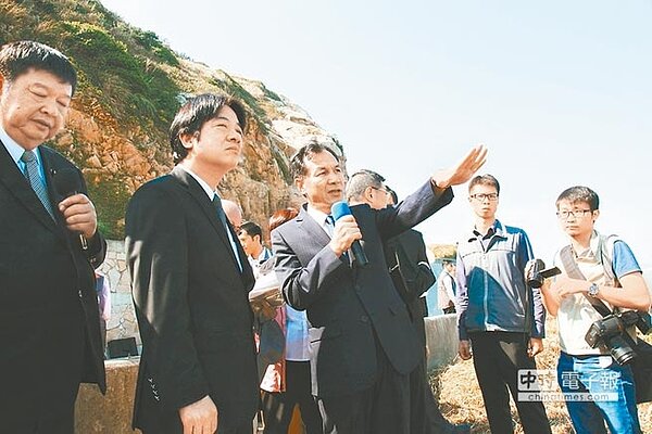 行政院長賴清德(左二)去年曾前往馬祖視察,聽取連江縣長劉增應(左三)報告南北竿跨海大橋計畫。(圖/葉書宏翻攝)