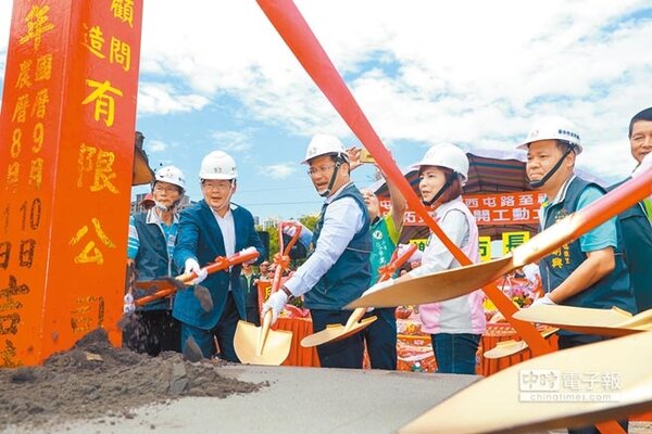 台中市長林佳龍（中）10日為西屯區福林路舉行拓寬動土，預計今年12月完工。（圖／盧金足攝）

