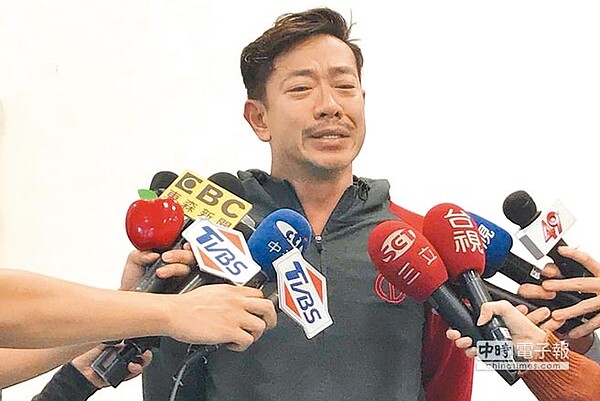 藝人江俊翰二度沾毒,10日遭警方查獲,獲檢方3萬元交保後,在民視林口大樓舉行記者會,聲淚俱下公開鞠躬道歉認錯。(民視提供)