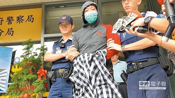 藝人江俊翰施打毒品被查獲,他在警局哭腫雙眼,懊悔不已。(警方提供)