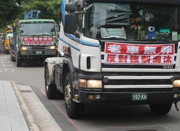 老車自救會預計本月十四日集結特種車在台北抗議。 記者黃仲裕/攝影