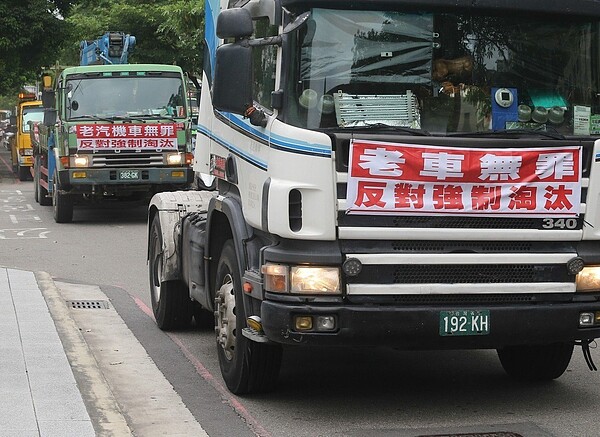 老車自救會預計本月十四日集結特種車在台北抗議。 記者黃仲裕／攝影
