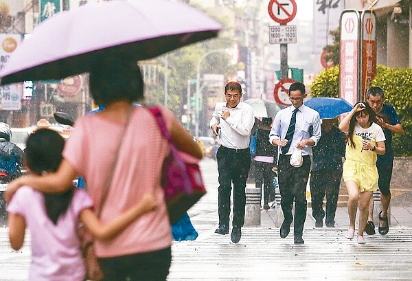 「山竹」颱風預估周六、周日離台最近，而台灣附近的熱帶性低氣壓，不排除今、明兩天增強成颱風。 圖／聯合報系資料照片
