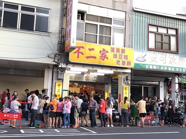 彰化不二家在中秋節前夕,每天大排長龍。圖/聯合報系資料照片