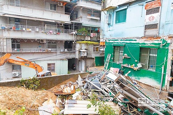 基隆市新西街207巷1棟違建民宅遭到大雨侵襲,坍塌下陷,基隆市長林右昌立即指示都發處進行拆除。(基隆市政府提供)