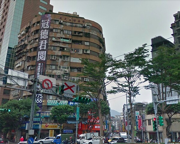 台北市基隆路二段上一棟大樓開出招租條件「30歲以下女性、細心、會照顧人」便可免費入住。圖擷自 Google Maps。