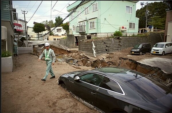土壤液化的清田區里塚一帶,周圍道路也已經龜裂,坑坑珂珂,落差可及半個人高,汽車被掩埋於液化泥寧中,正常交通系統完全失靈(小玉重隆攝)。