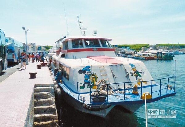 全世界每年至澎湖旅遊將近200萬人次，再搭乘澎湖當地交通船進行海洋遊憩觀光。（圖／陳世宗攝）