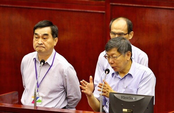 台北市政府推出「加強照護關懷退休人員方案」在議事會被議員批評是選舉的「政治算計」。 記者鄭超文／攝影
