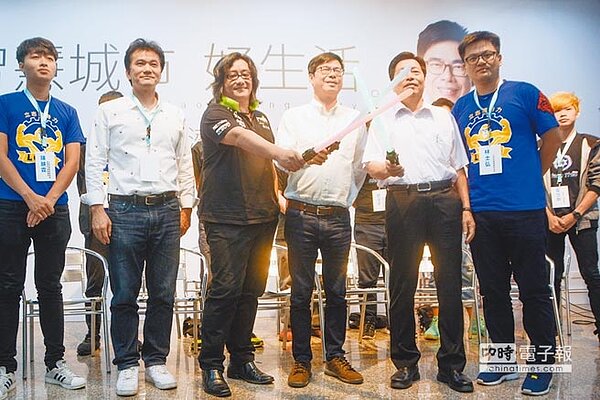 民進黨高雄市長參選人陳其邁(右三)10日發表「電競六式、buff高雄」政策,擬在高雄打造全台第1個電競產業園區。(圖/林宏聰攝)