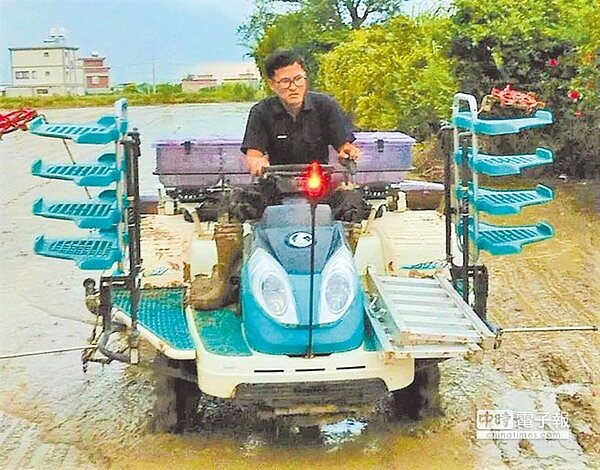 農業機械耕作服務系統平台推出後是以統合方式,提供跨區服務,解決農業缺耕問題。(圖/農業局提供)