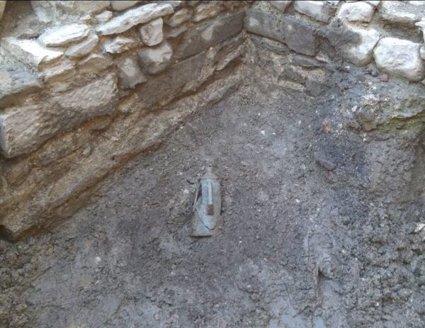 義大利米蘭的劇院地下室，發現了一個石甕。（圖／擷自Facebook）