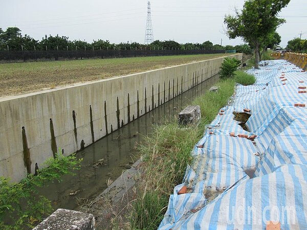 南47線台南佳里子龍往西港後營段日前雨災排水土堤流失,連道路都跟著塌陷,波及近百公尺待修。記者謝進盛/攝影