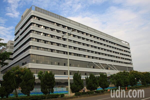中國醫大新竹附設醫院已陸續完工，醫院今天表示，可望在今年年底就開始營運。記者郭政芬／攝影 