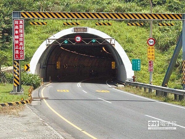 萬里隧道實施平均速率執法，超速車輛數量大減94％。（葉德正翻攝）