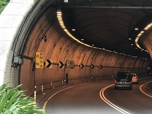 新北市在北海岸萬里隧道設置「區間平均測速」科技執法成效良好，預計明年推廣至北宜公路。圖／新北市交通大隊提供