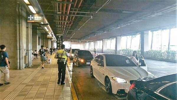 台中高鐵站一樓的7號出口禁止臨時停車等候,勸導一周後將嚴格取締,違者罰900元。 圖/台中市警察局提供