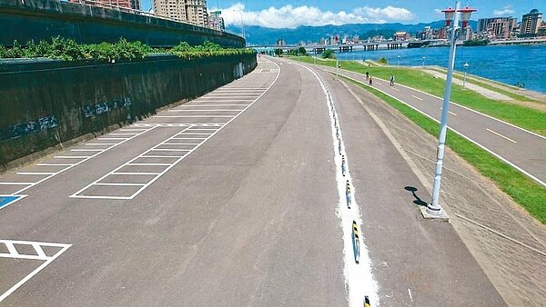 三重忠孝碼頭附近新增停車場試營運,9月底前免收費。 記者陳珮琦/翻攝