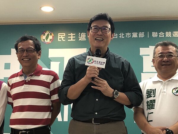 綠營台北市長參選人姚文智(中)昨表示北市府釋出上萬人次工作機會獨厚退休軍公教人員,已然違憲。記者陳靖宜/攝影