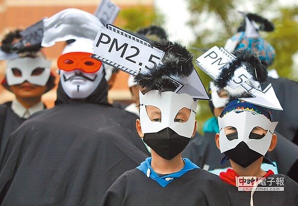 環團與台大公衛學院、興大工學院研究指出,深澳電廠營運後推估將造成576人因空汙罹病致死。圖為去年在高雄發起的反空汙大遊行。(本報資料照片)