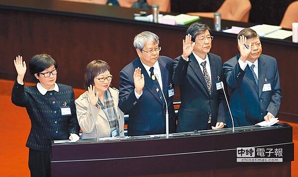 監院年改釋憲案，昨確認由教文委員會提案，12日司法獄政委員會將進行實質審查。圖為年初獲提名的楊芳玲（左起）、楊芳婉、陳師孟、蔡崇義、趙永清，全是司獄委員會成員。（本報資料照片）