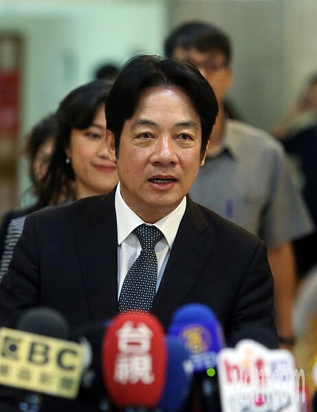 行政院長賴清德下午出席國發會第16屆機關檔案管理金檔獎暨金質獎頒獎典禮,會前受訪對促轉會副主委張天欽在8月的內部會議,點名藍營新北市長參選人侯友宜是轉型正義最惡劣的例子引發爭議之事,表示促轉會委員是行政院提名因而向社會公開道歉。記者曾吉松/攝影