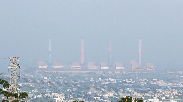 很多人喜歡下班後運動,其實那時空氣品質仍不佳,醫師不建議此時在戶外運動,想運動的民眾可以去健身房或買運動器材回家運動,都能減少空汙影響健康。 圖/本報資料照片