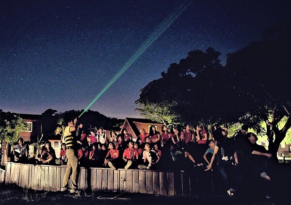 屏東墾丁各飯店不約而同推出五折以下超殺優惠,小墾丁渡假村至10月31日推出「星空吶喊假期」,一泊三食只要3388元,卻遇到強颱來攪局。圖/讀者提供