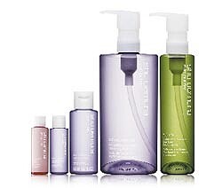 廣三SOGO的shu uemura火山泥潔顏入門組,原價4385元,64折獨家價2830元,限量100組。(廣三SOGO提供)