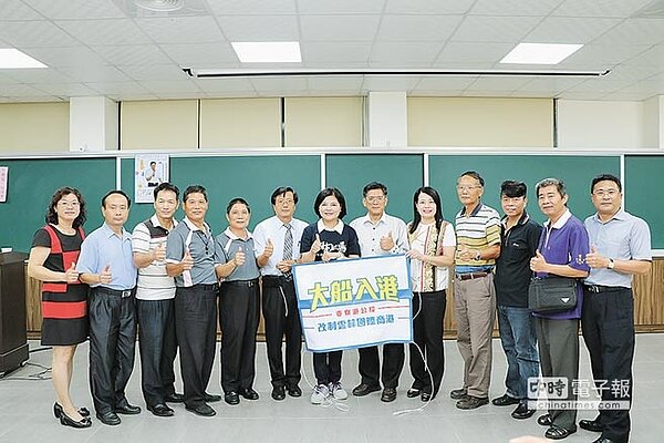 麥寮工業專用港改制雲林國際商港公投領銜人、立委張麗善(右7),昨(12)日與中興大學法律系教授李惠宗(右6),及該講座主持人雲科大教授程敬閏(右3)等人,暢談爭取雲林國際商港公投原由。圖/劉朱松