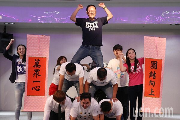 國民黨台北市長參選人丁守中(中)的青年後援會在內湖區舉行成立大會 ,丁守中在活動現場與青年軍大跳釘子舞、疊羅漢、傳橡皮筋等遊戲活動,展現年輕活力,並發表青年政策。記者林俊良/攝影