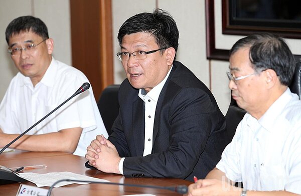 經濟部次長曾文生(中)在記者會表示，審議委員會建議5月也納入電價計費公式，經濟部將交由能源局與台電公司評估可行性。 記者杜建重／攝影 