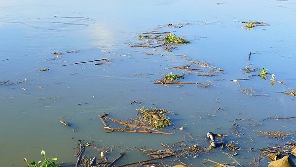 李富城表示,基隆河4年來一樣髒,北市長還能連任天理何在。圖取自李富城臉書