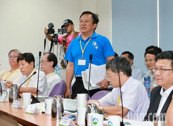 中油第三天然接收站環評大會的環評委員鄭明修昨退席抗議。記者黃義書/攝影