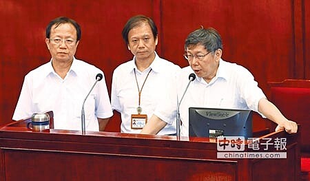 台北市公共衛生資訊管理系統遭駭客入侵,恐有百萬筆民眾個資遭外洩,市長柯文哲(右)13日在市政總質詢時坦言,市府有找駭客來做測試,但遇到高手還是擋不住。資訊局長李維斌(中)則說已由調查局追查,外洩個資有多少還在清查。(張鎧乙攝)