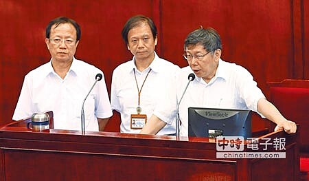 
台北市公共衛生資訊管理系統遭駭客入侵，恐有百萬筆民眾個資遭外洩，市長柯文哲（右）13日在市政總質詢時坦言，市府有找駭客來做測試，但遇到高手還是擋不住。資訊局長李維斌（中）則說已由調查局追查，外洩個資有多少還在清查。（張鎧乙攝）
 