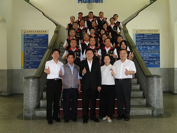 花蓮縣長傅崐萁(前排中)今和一級主管拍「畢業照」,不過其中有6名政務官去職、4名事務官將退休,半數局處首長將換人。記者王燕華/攝影