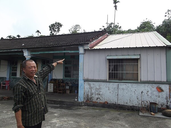 40餘年資深水電師傅何梵誠花了5天，找出屋子漏電元兇是中華電信架設在屋頂的纜線沒有接地線。 記者謝恩得／攝影