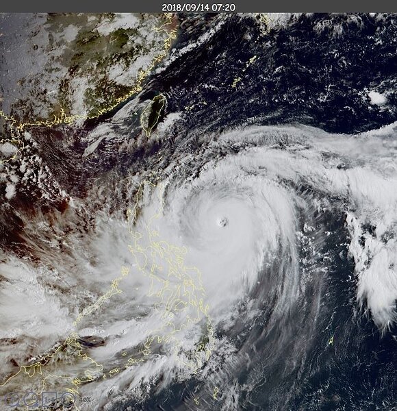氣象局副局長鄭明典剛在臉書發文說,山竹颱風已經歷眼牆置換,新眼牆已經建立。圖/擷自鄭明典臉書