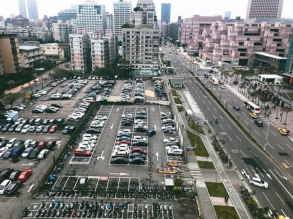 位於世貿一館對面、以最貴停車場著稱的土地，標售底價17億元。 記者陳美玲／攝影