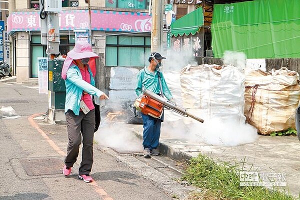為杜絕疫情,彰化縣政府13日整備20支熱霧機噴槍,5台環保局消毒水車,發動「病媒蚊滅絕大行動」,縣內登革熱快篩點增至78家。(吳敏菁翻攝)