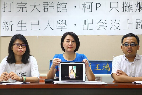 為解決「大群館」文化大學生住的問題,台北市長柯文哲曾表示利用士北科專案住宅解決,但台北市議員王鴻薇發現,專案住宅開標作業是開學後的日期9月19日,真正要讓學生租屋要等明年,痛批柯市府只會配合選舉打侯友宜,然後擺爛,把學生「裝肖仔」。 記者楊正海/攝影