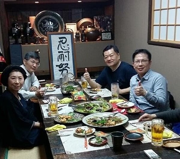 魏木村(右2)幾年前推動與日本沖繩交流事宜,當時任職那霸辦事處長的蘇啟誠(左2)熱情招待用餐。圖/魏木村提供