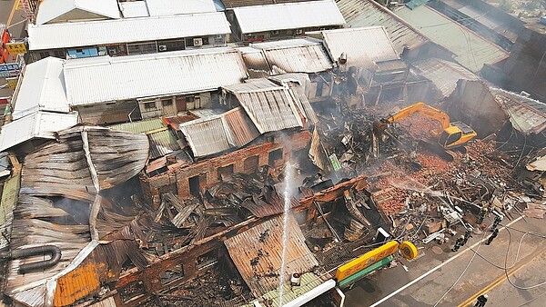 苗栗縣苑裡鎮公有市場昨天發生大火,市場一半攤商都受災。 記者胡蓬生/攝影