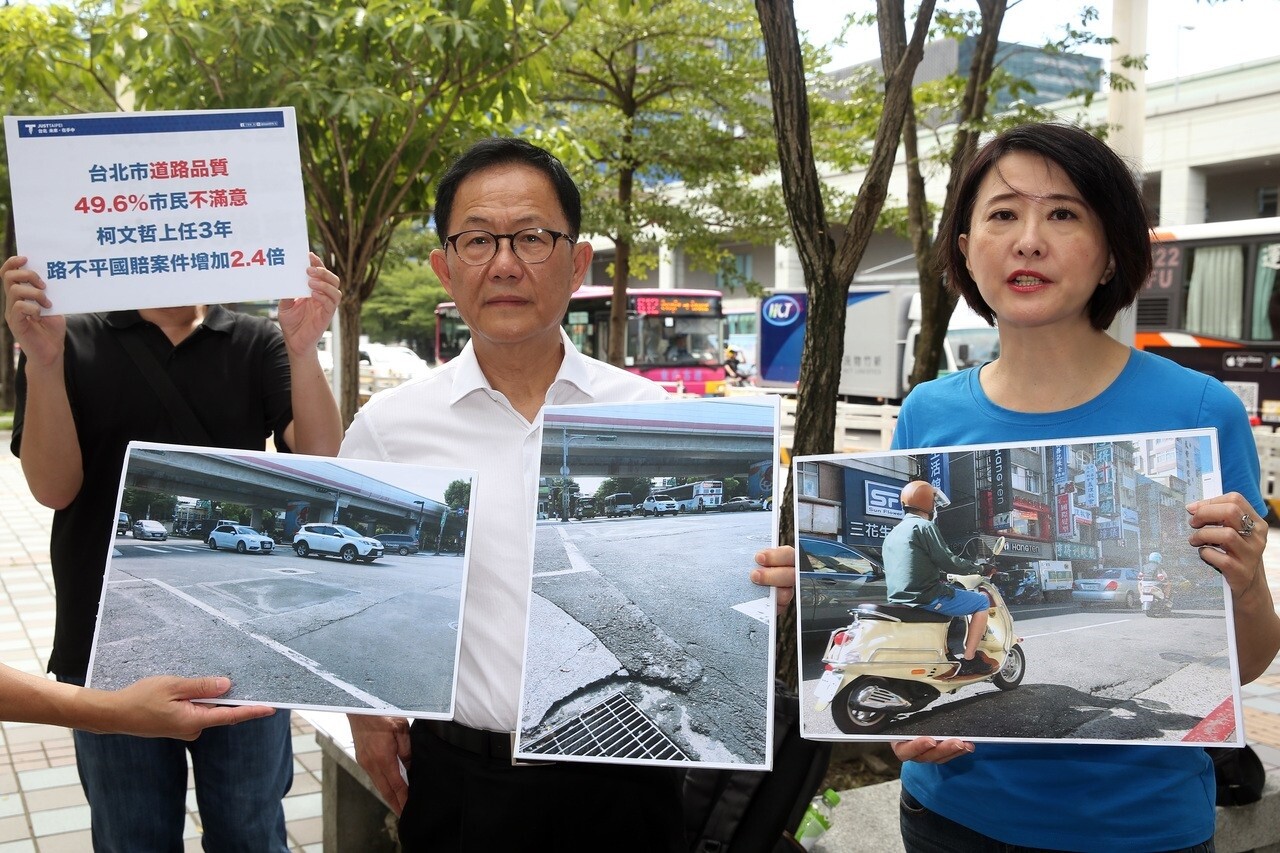 國民黨台北市長參選人丁守中（中）昨天和議員王鴻薇（右）舉行「路不平造成國賠案」記者會，痛批市長柯文哲取消前任郝市長的「路平專案」，不但修路預算增加，卻又造成更多路不平，更多騎士受傷增加了國賠案件。記者曾吉松／攝影