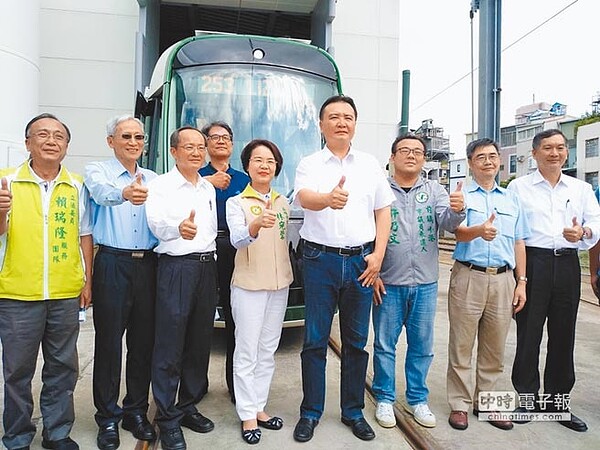 高雄巿代理巿長許立明(右四)14日視察高雄輕軌二階首輛列車,試坐後相當滿意地按讚。(曹明正攝)