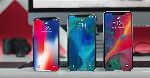 5.8吋iPhone X與6.1吋、6.5吋新iPhone模型機對比。(圖/翻攝YouTube MKBHD頻道)