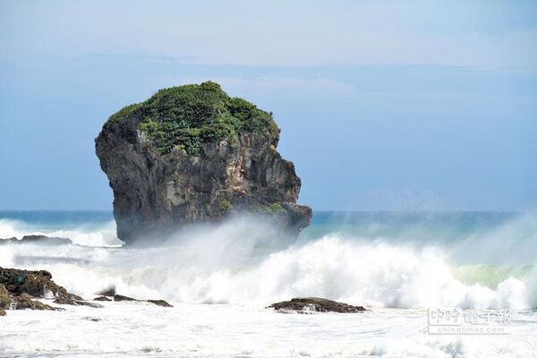 強颱山竹來勢洶洶，鵝鑾鼻觀測到的長浪更達3.5米高。圖為船帆石的風浪。（謝佳潾攝）